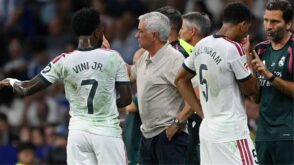 جوزيه مورينيو يتحدث مع فينيسيوس جونيور في تدريبات ريال مدريد