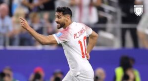 صورة لموسى التعمري يحتفل بهدف، يبرز قيمته السوقية كأغلى لاعب عربي في آسيا.