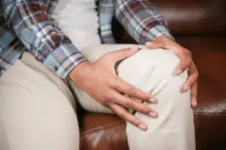 شخص يستيقظ من النوم بسبب ألم في الساق نتيجة تشنج عضلي ليلي.