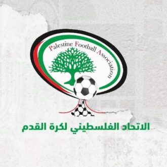 لاعب كرة قدم فلسطيني يصافح لاعبًا أردنيًا في ملعب كرة قدم، يرمز إلى التعاون الرياضي.