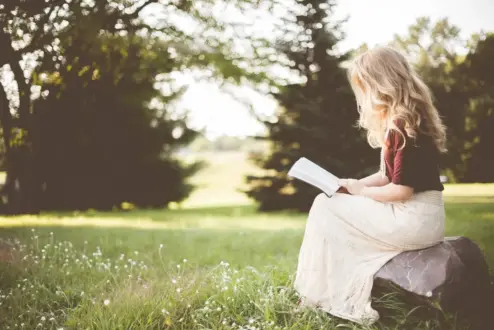 شخص يجلس على كرسي مكتب لفترة طويلة مع إشارة تحذيرية لمخاطر الجلوس الطويل على الصحة.