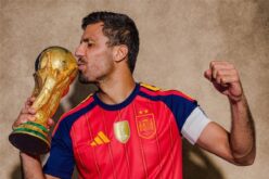 رودري بقميص برشلونة مع زملائه في المنتخب الإسباني