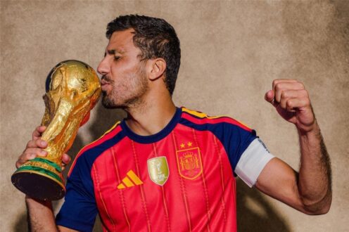 رودري بقميص برشلونة مع زملائه في المنتخب الإسباني