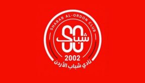 أربعة لاعبين شباب من نادي شباب الأردن يبتسمون بفخر بعد تصعيدهم للفريق الأول.