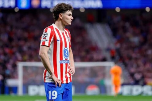 دييجو سيميوني يتحدث مع جوليان ألفاريز في تدريبات أتلتيكو مدريد