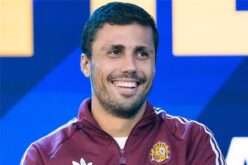 رودري بقميص برشلونة مع شعارات أتلتيكو مدريد وفياريال