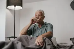 شخص يستيقظ من النوم ليلاً ليشرب الماء بسبب العطش الشديد
