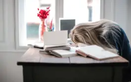 شخص يؤجل المهام وينظر إلى قائمة مهامه المكتملة جزئياً