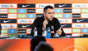 تشافي هيرنانديز يبتسم في مؤتمر صحفي لتقديمه مدربًا للمنتخب الهولندي.