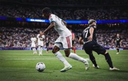 يان ديوماندي يرتدي قميص ريال مدريد ويحتفل بهدف في مباراة