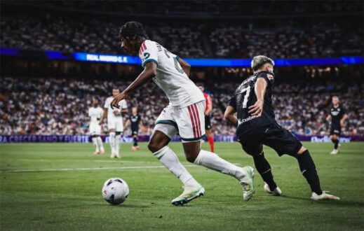 يان ديوماندي يرتدي قميص ريال مدريد ويحتفل بهدف في مباراة