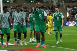 لاعبي الأهلي يحتفلون بفوزهم على الحزم في مباراة دوري روشن السعودي