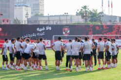 لاعبو الأهلي يتدربون بجدية استعدادًا لمباراة سموحة في الدوري المصري.
