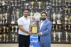 تبادل الدروع بين ممثلي النادي الفيصلي ونادي الشرطة السوري، يرمز لتعزيز العلاقات الرياضية.
