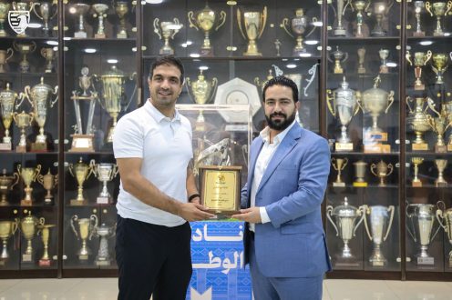 تبادل الدروع بين ممثلي النادي الفيصلي ونادي الشرطة السوري، يرمز لتعزيز العلاقات الرياضية.