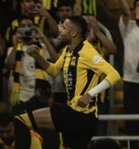 لاعبو الاتحاد يحتفلون بفوزهم على الفيحاء في مباراة دوري روشن السعودي