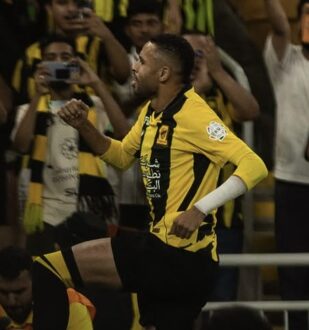 لاعبو الاتحاد يحتفلون بفوزهم على الفيحاء في مباراة دوري روشن السعودي