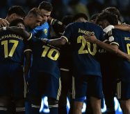 لاعبي النصر والخليج يتنافسون على الكرة في مباراة دوري روشن السعودي التي انتهت بالتعادل.