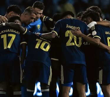 لاعبي النصر والخليج يتنافسون على الكرة في مباراة دوري روشن السعودي التي انتهت بالتعادل.