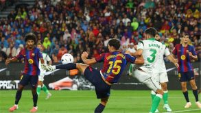 فريق برشلونة يحتفل بفوز كبير على راسينج سانتاندير في الدوري الإسباني