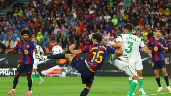 فريق برشلونة يحتفل بفوز كبير على راسينج سانتاندير في الدوري الإسباني