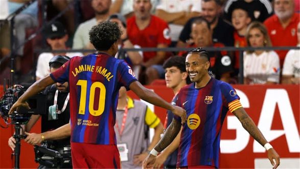 لاعبي برشلونة يحتفلون بفوزهم الأخير، مع التركيز على رافينها، ويستعدون لمواجهة خيتافي.