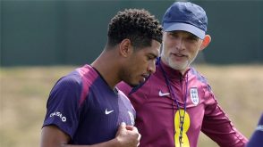 جود بيلينجهام يحتفل بهدف في كأس العالم مع منتخب إنجلترا