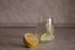 شخص يشرب الماء في الصباح الباكر لتعزيز صحته ونشاطه