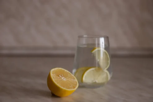 شخص يشرب الماء في الصباح الباكر لتعزيز صحته ونشاطه