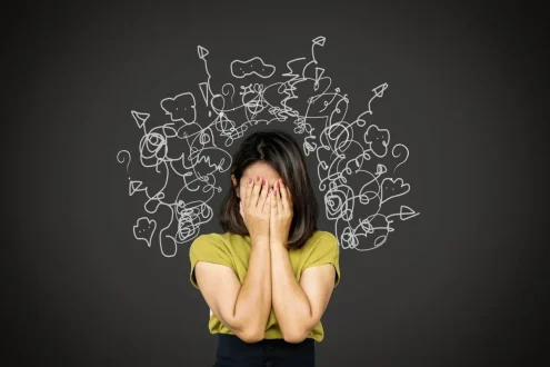 شخص يمسك رأسه تعبيراً عن التوتر، مع صورة توضيحية للقلب تظهر تأثير الإجهاد عليه.