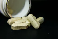 شخص يمارس اليوجا أو التأمل لخفض التوتر، مع إشارة إلى مكملات خفض الكورتيزول