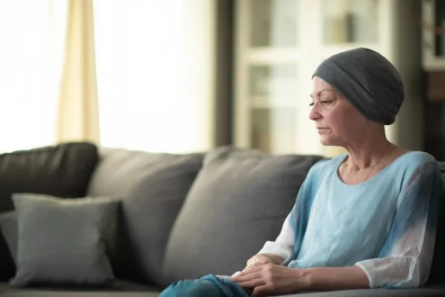 مريض سرطان يتلقى دعماً نفسياً، علاج الاكتئاب يقلل وفيات السرطان