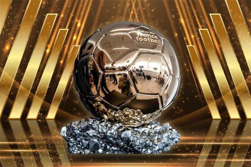 فابيان رويز لاعب إسبانيا وباريس سان جيرمان يحتفل بلقب