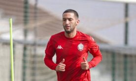 حكيم زياش بقميص الوداد الرياضي يصافح الجماهير
