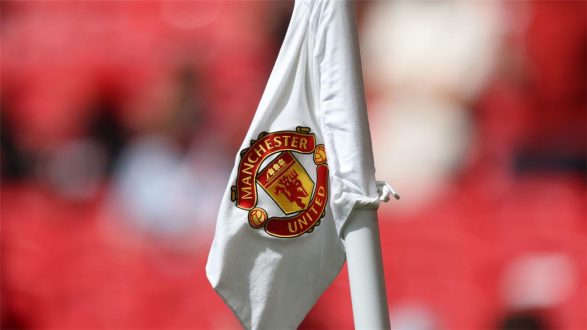 اللاعب الشاب جي جي جابرييل يرتدي قميص مانشستر يونايتد، مع شعاري برشلونة وريال مدريد في الخلفية، يرمز إلى اهتمام الأندية الإسبانية.