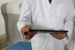 صورة توضيحية لشرايين صحية وشرايين تعاني من تصلب الشرايين الكامن