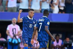 كيليان مبابي وعثمان ديمبلي يتنافسان على الكرة الذهبية وسط توتر في المنتخب الفرنسي.