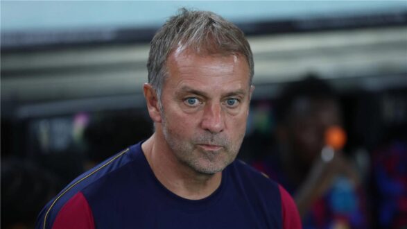 ميكيل أرتيتا مدرب آرسنال وهانز فليك مدرب برشلونة