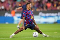 رافينها لاعب برشلونة يحتفل بهدف في مباراة بالدوري الإسباني