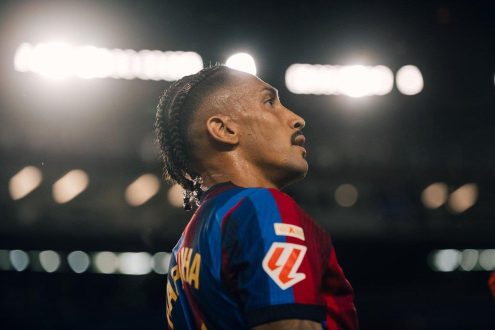 رافينها يحتفل بهدف مع برشلونة، مقارنة برونالدينيو.