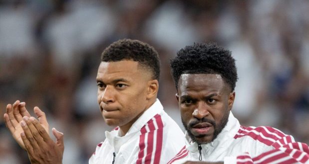 لاعبي ريال مدريد فينيسيوس جونيور وكيليان مبابي يرتديان قميص دعم سبتة بشكل خاطئ قبل مباراة إلتشي.