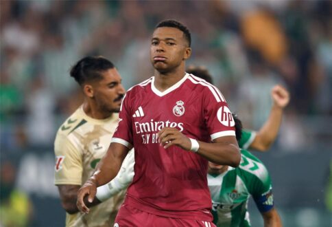 كيليان مبابي يستعد لتسديد ضربة جزاء في مباراة ريال مدريد وريال بيتيس