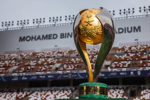 شعار كأس السوبر السعودي مع خلفية لاستاد جابر الأحمد الدولي في الكويت