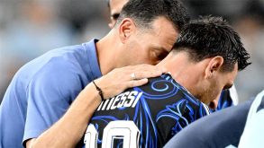 ليونيل سكالوني مدرب منتخب الأرجنتين يحتفل بفوز فريقه