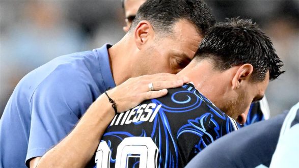 ليونيل سكالوني مدرب منتخب الأرجنتين يحتفل بفوز فريقه