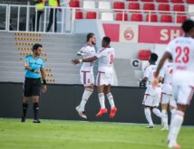 لاعبو الشارقة يحتفلون بعد تسجيل هدف الفوز بركلة جزاء ضد يونايتد في دوري أدنوك للمحترفين