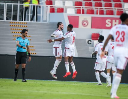 لاعبو الشارقة يحتفلون بعد تسجيل هدف الفوز بركلة جزاء ضد يونايتد في دوري أدنوك للمحترفين