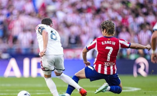فيديريكو فالفيردي لاعب ريال مدريد مصابًا في مباراة الديربي