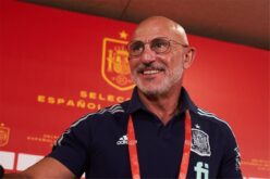 لويس دي لا فوينتي مدرب منتخب إسبانيا يراقب تشافي إسبارت لاعب برشلونة الشاب