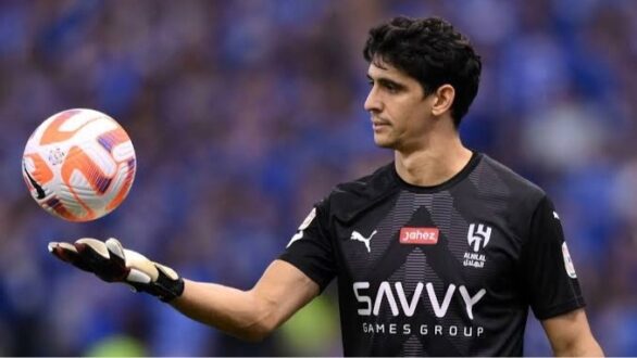ياسين بونو حارس الهلال مصابًا في تدريبات الفريق
